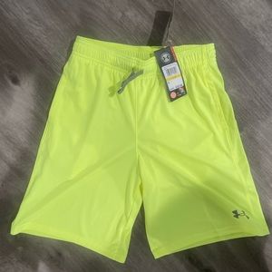 Youth M under armour shorts with pockets